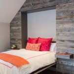 lit pliant dans une niche en bois