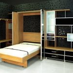 lit pliant dans le placard avec un miroir