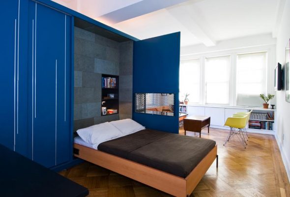 lit d'ascenseur dans le placard bleu