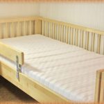 lit d'enfant en bois naturel
