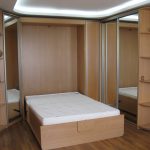 lit pliant dans la chambre