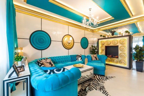 canapé turquoise dans le salon