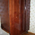 film autocollant sur l'armoire