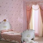 rideaux dans la chambre pour les filles