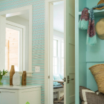 miroir dans le couloir turquoise