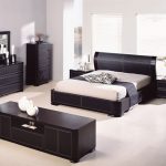 lit double mobilier sombre
