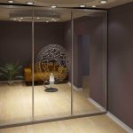 garde-robe en miroir triple avec un motif