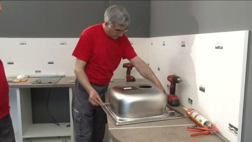 installation d'évier dans la cuisine