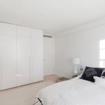 placard dans la chambre blanche