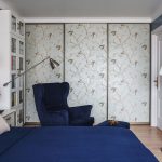 armoire intégrée avec une photo