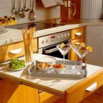 table coulissante à l'intérieur de la cuisine