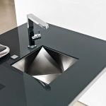 fixer l'évier sur la table