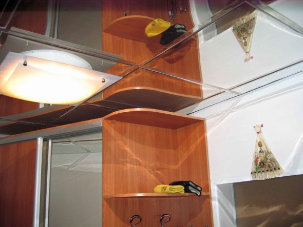 miroirs au plafond dans le couloir
