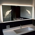 miroir rétro-éclairé avec un motif