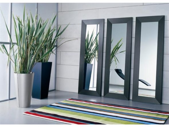 plusieurs miroirs dans le couloir