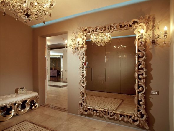 miroir dans un grand cadre