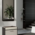 miroir dans le mur du couloir avec étagère