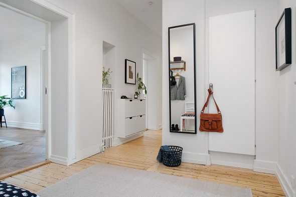 long miroir dans le couloir