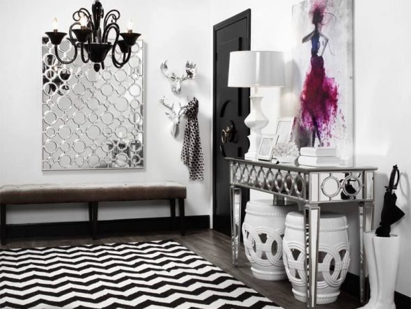 miroir et tabouret dans le couloir