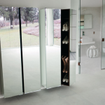 miroir dans le couloir sur la boîte à chaussures
