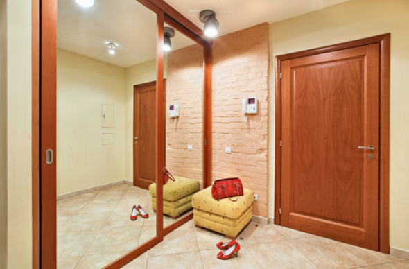 miroir dans le couloir sur le compartiment du placard