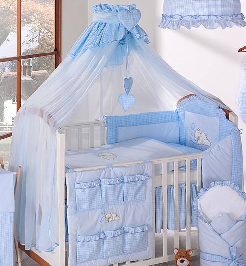 auvent sur un lit d'enfant