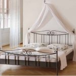 auvent sur le lit