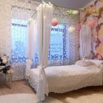 auvent sur le lit d'un adolescent