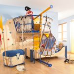 La partie centrale de la chambre des enfants est constituée d'un lit à baldaquin et de beaux textiles.