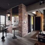 Plafond noir dans la cuisine-salon dans le style industriel