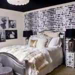 Le plafond noir correspond parfaitement au motif noir et blanc sur les murs.
