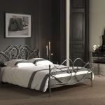 Lit merveilleux à l'intérieur de la chambre