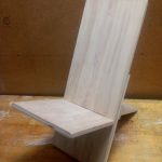 Nous fabriquons une chaise pliante en contreplaqué.