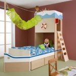 Le lit des enfants les mains 1
