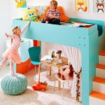 Grenier de lit pour enfants avec un espace de travail avec leurs propres mains