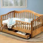 Lit en bois pour enfants avec côtés, photo