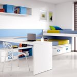 Lit de transformation moderne pour enfants avec une table