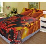 Couvre-lit de bébé sur le lit Spiderman