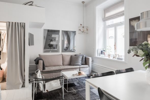 Cuisine design avec canapé et télévision