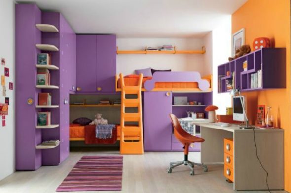 Lits superposés dans une chambre lumineuse