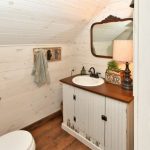 Mobilier artificiel vieilli dans les toilettes dans le style de la Provence