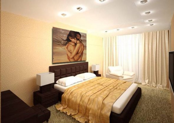 Eh bien dans la chambre à coucher pour accrocher une image d'un couple romantique - hommes et femmes.