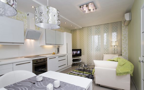 Intérieur de cuisine avec canapé blanc