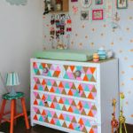 Commode colorée lumineuse dans la chambre des enfants