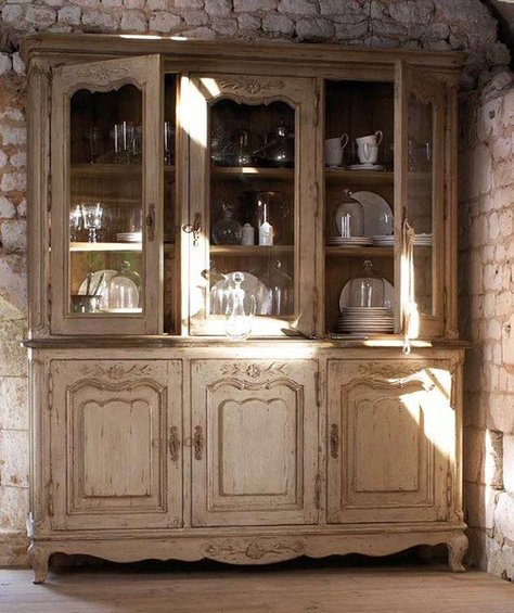 Mobilier de qualité vieilli artificiellement dans le style provençal
