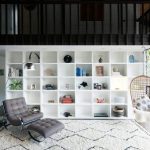 fauteuil avec repose-pieds à l'intérieur