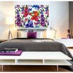 Peindre la chambre au dessus du lit avec des fleurs