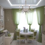 Intérieur classique avec un coin repas dans une baie vitrée