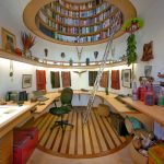 bibliothèque au plafond