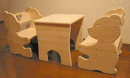 Un ensemble d'une table et deux chaises